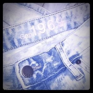 Acid wash cropped jeans